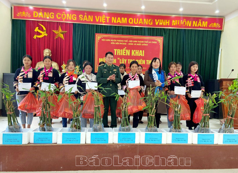 Lãnh đạo Hội LHPN tỉnh, Bộ Chỉ huy Bộ đội biên phòng tỉnh trao quà cho các hội viên phụ nữ khó khăn trên địa bàn xã Huổi Luông.